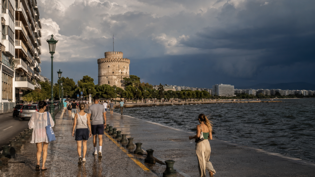 «Καύσωνας στη Θεσσαλονίκη και πυκνά σύννεφα καταιγίδας πάνω από τον Λευκό Πύργο»