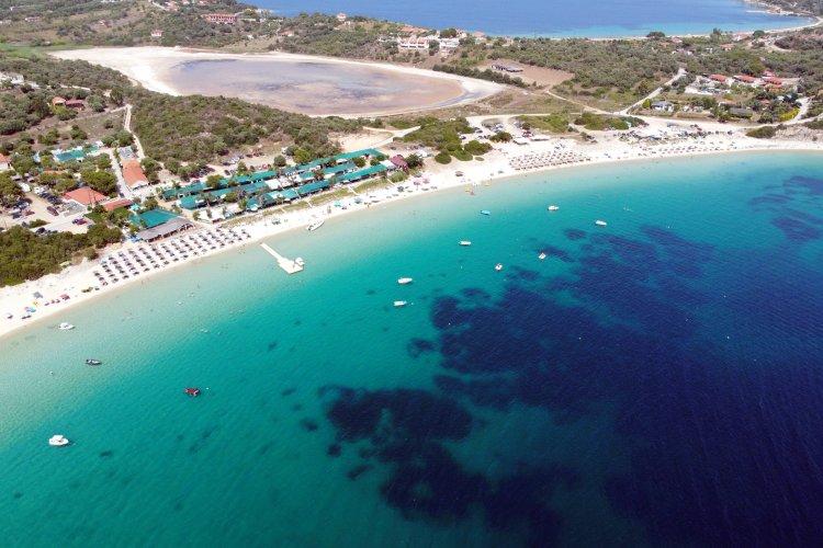 Αεροφωτογραφία της παραλίας Αλυκές στην Αμμουλιανή με τα καταγάλανα νερά και την αμμώδη παραλία.