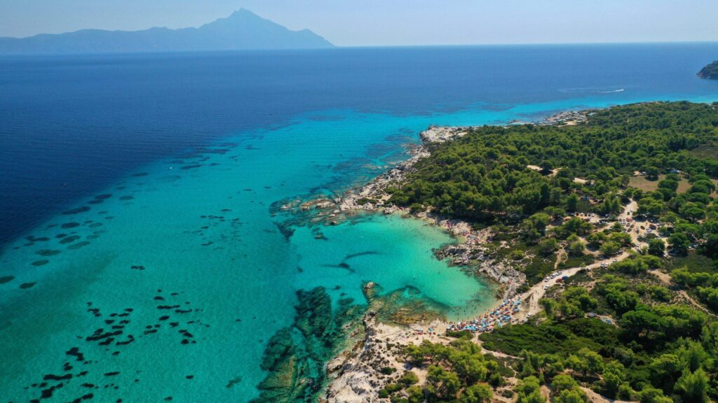 Η παραλία Καβουρότρυπες στην Σιθωνία Χαλκιδικής